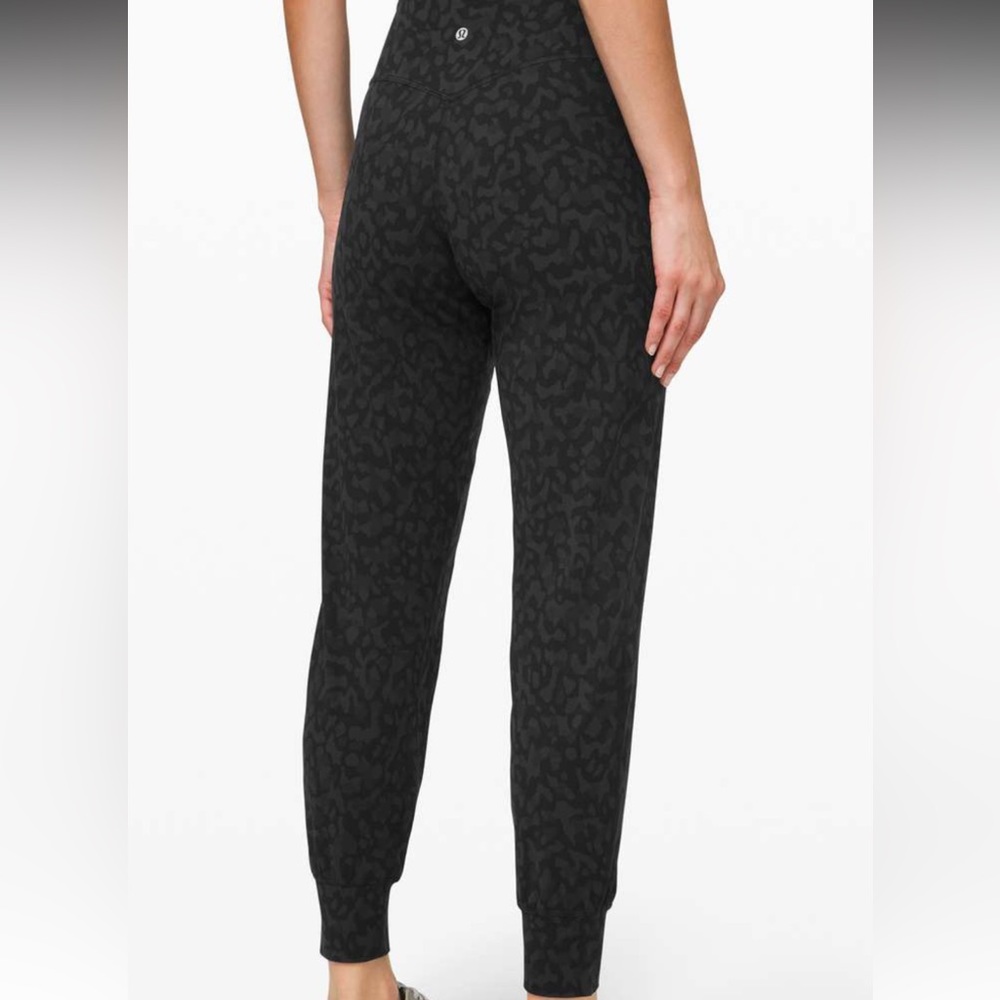 Lululemon Align Jogger 28"
Formation Camo Deep Coal Multi Sz 4